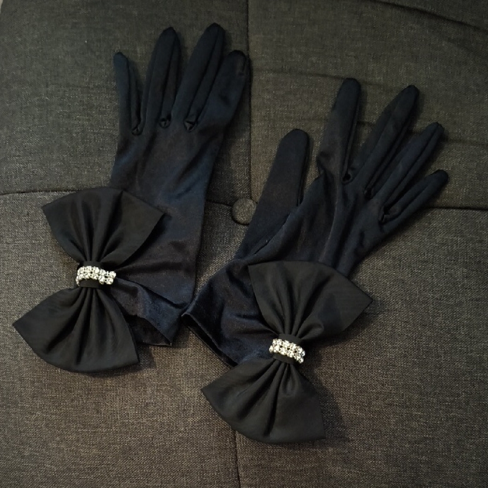 Elegant Black Gloves with Bow Accent